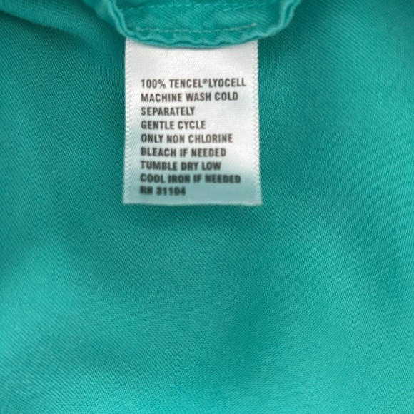 Crown & Ivy Green Blouse with LOTS of BUTTONS Size L 100% TENCEL Machine Wash - Picture 6 of 8